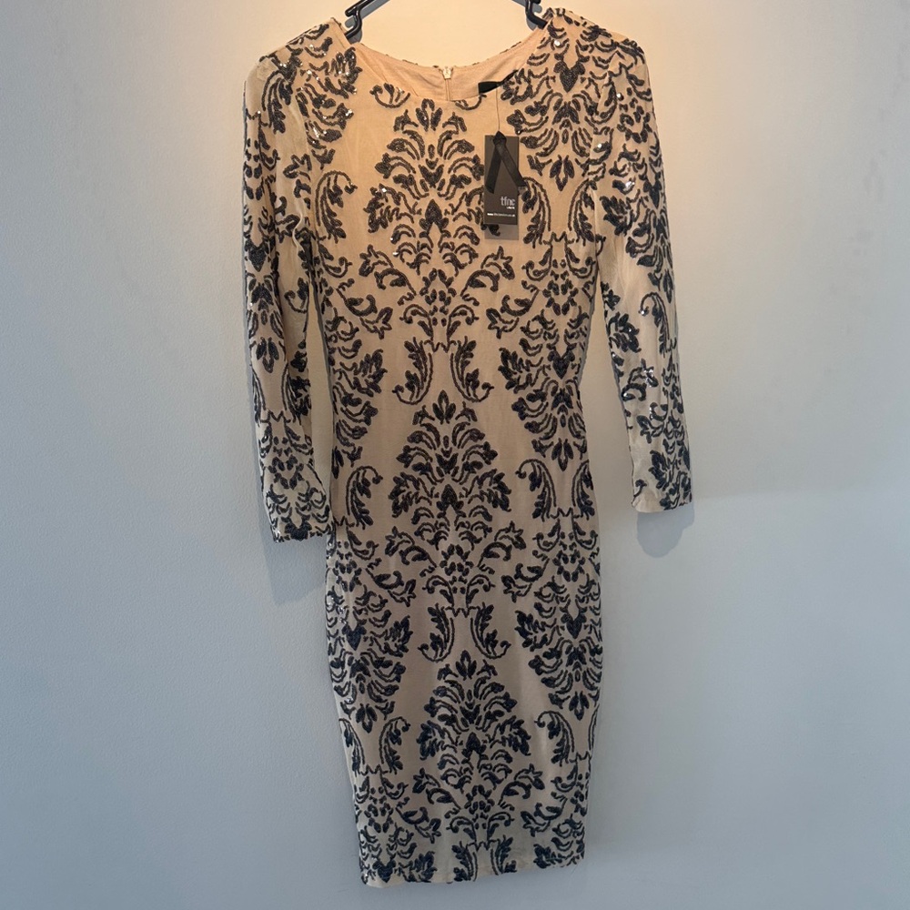 Chic Long Sleeve Dress with Black Pattern